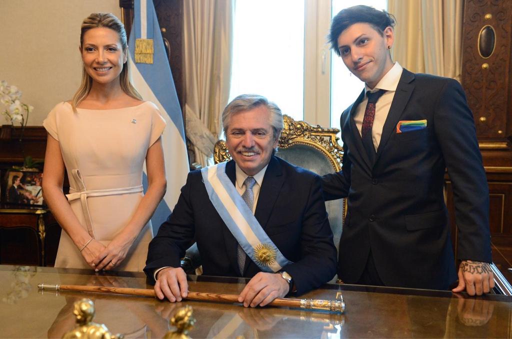 Drag queen, filho de presidente da Argentina exibe bandeira LGBTQ+ durante posse do pai