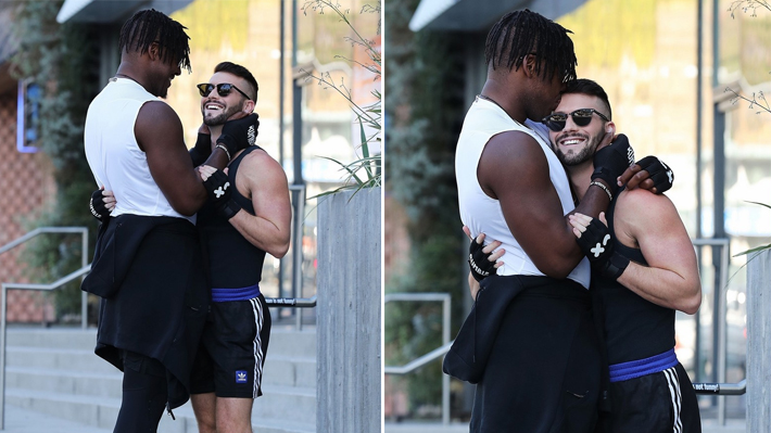 Jogador de futebol Ryan Russell e namorado são vistos em clima de romance pela ruas