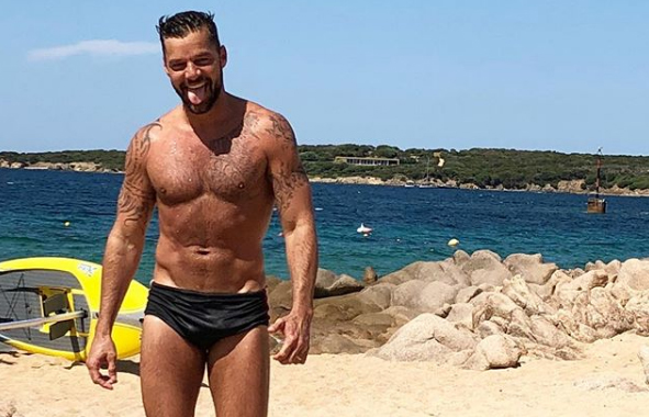 Ricky Martin atiça seguidores com vídeo em que aparece pegando na mala