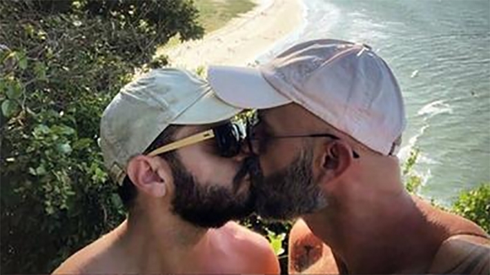  Ex-apresentador da Globo posta foto beijando o namorado e se declara: “Você é meu e eu sou teu”