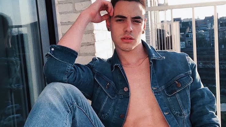 Mayã Frota desiste da carreira pornográfica e dá calote nos usuários