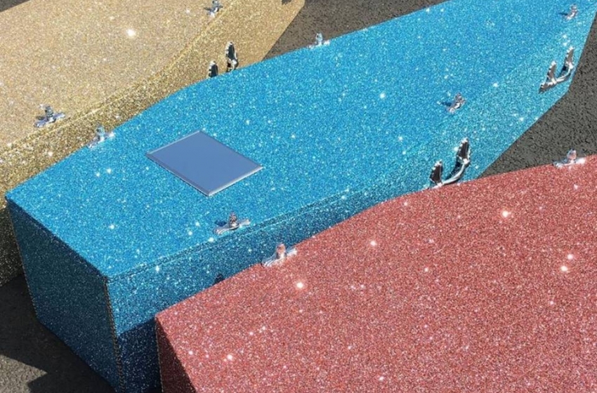  Tendência “fúnebre” de 2020: empresa oferece caixões cobertos de glitter para funerais