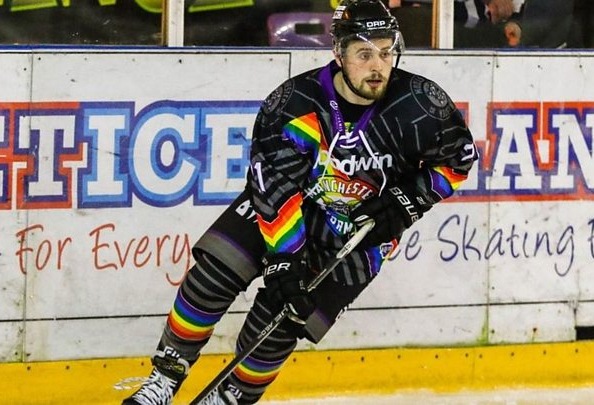 Jogador do hóquei no gelo assume bissexualidade: “Finalmente me sinto pronto para dizer”