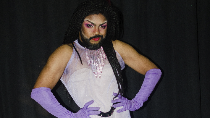  Conhecida como ‘rainha barbada’, drag carioca Ohana está de volta ao cenário musical