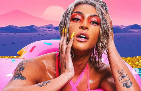 Pabllo Vittar compartilha foto nua durante banho e pede paz