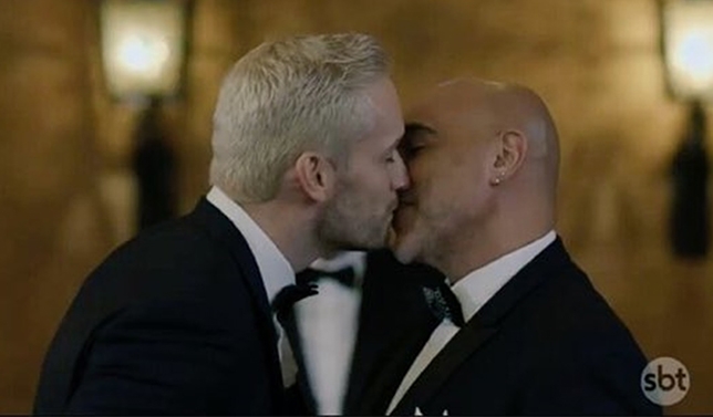  “Betty a Feia em NY”: SBT surpreende e exibe beijo gay entre personagens