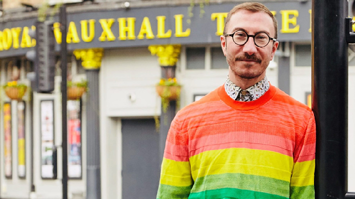  Philip Normal promete apoio aos direitos LGBTs como 1º prefeito publicamente assumido com HIV do Reino Unido