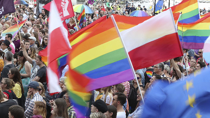 Polônia vota lei que julga educadores sexuais como ‘pedófilos e ativistas gays’
