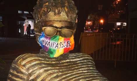  Estátuas cariocas ganham máscaras de proteção com as cores do arco-íris