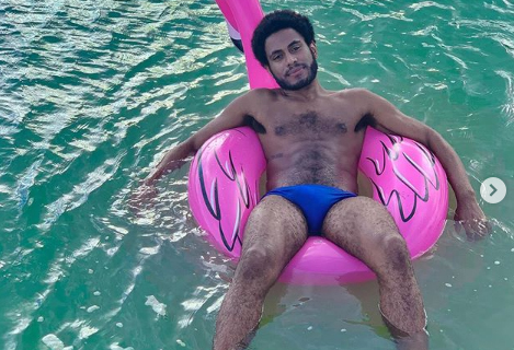 Ícaro Silva posa nude para celebrar vitória de Thelma no BBB 20: “Pé no chão e pinto ao vento”