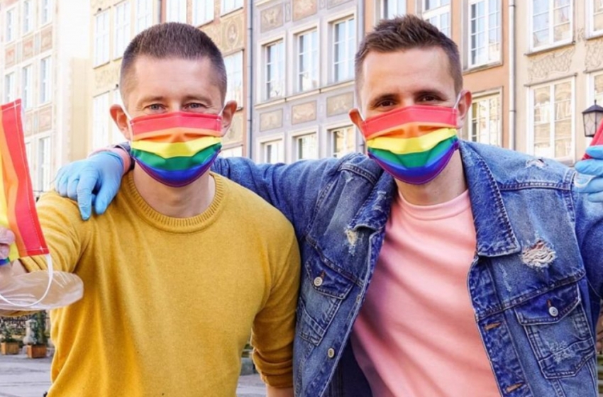  Casal gay polonês distribui máscaras arco-íris para combater coronavírus e homofobia no país