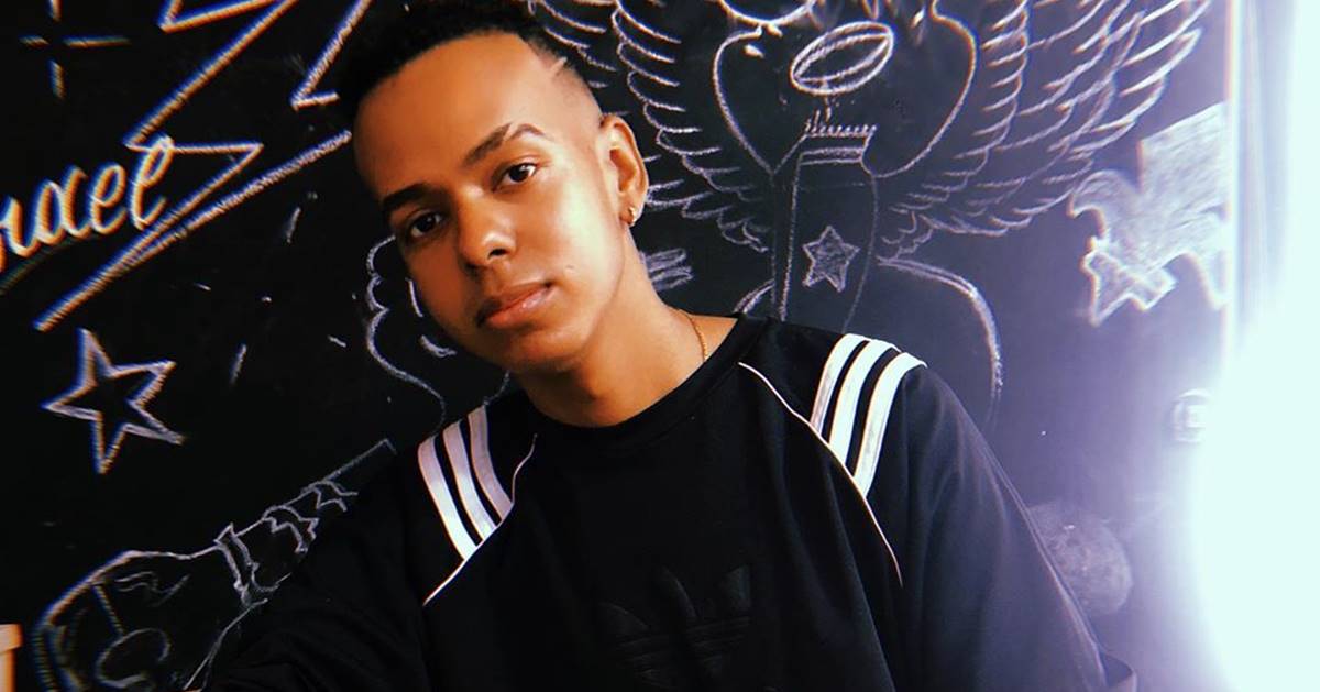 Após se assumir gay, cantor Jotta A anuncia desligamento da igreja e música gospel