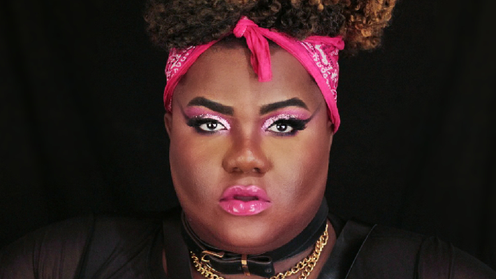  Conheça IRonnyC, artista queer não-binária que vai te mostrar como se valorizar