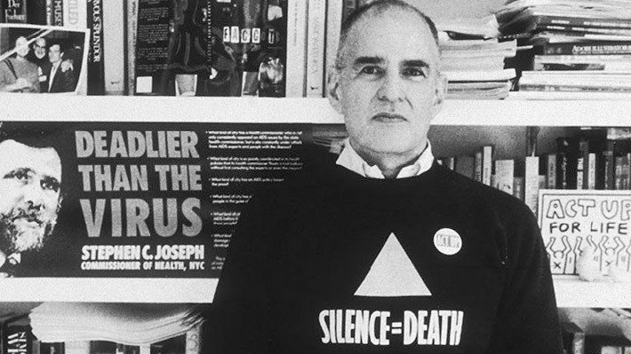  Morre aos 84 anos o dramaturgo e ativista contra AIDS Larry Kramer