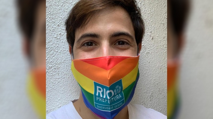  Prefeitura do Rio distribui máscaras com as cores do arco-íris para lembrar o Dia Internacional de Combate à LGBTfobia