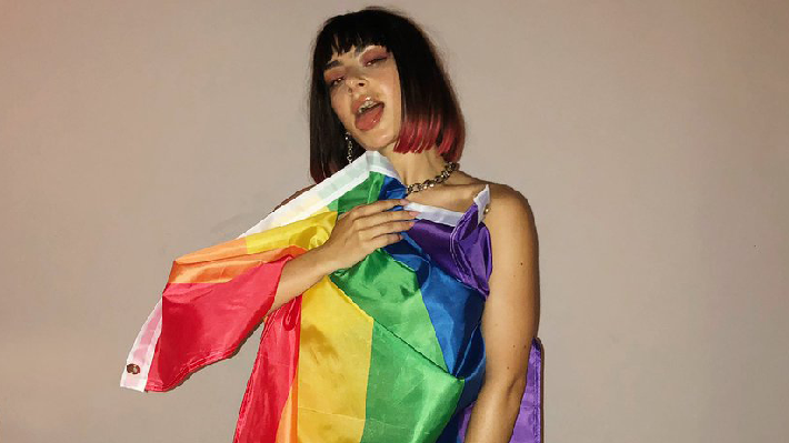  Charli XCX pede a fãs LGBTQI+ que apoiem pessoas trans negras