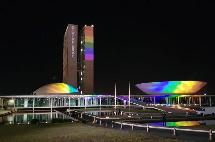  Histórico! Congresso Nacional ganha cores do arco-íris em homenagem ao Dia do Orgulho LGBTQ+
