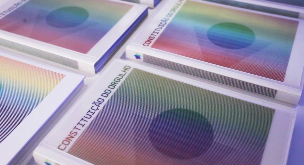 Constituição recebe cores da bandeira LGBTQ+ para destacar leis que protegem comunidade