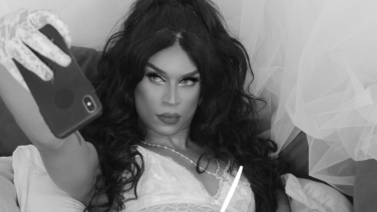 Inspirada em Britney Spears, Lia Clark surge só de lingerie em novo clipe; assista “Nude”