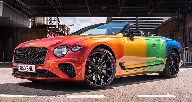  Grife de carros de luxo britânica cria conversível do arco-íris para apoiar Parada do Orgulho LGBTQ+