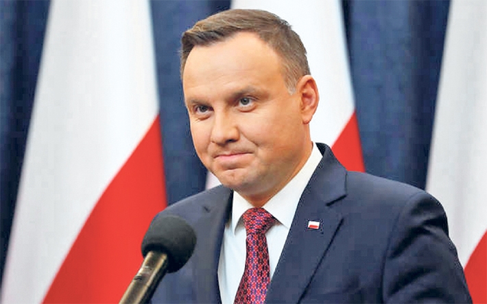  Presidente da Polônia propõe proibir casais gays de adotarem filhos caso seja reeleito