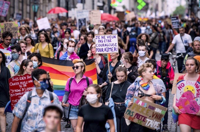  Mesmo com proibição por causa do coronavírus, Parada do Orgulho LGBTQ+ reúne milhares em Paris