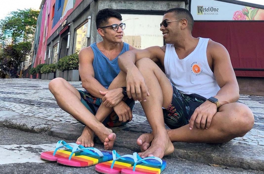  Casal gay celebra orgulho e parceria com foto fofa em Ipanema: “Namorado também é amigo”