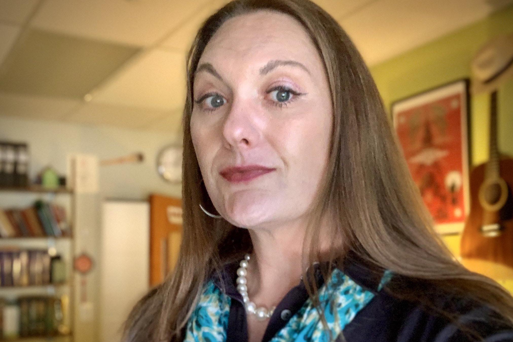 Pastora é demitida de igreja evangélica após assumir ser uma mulher transexual