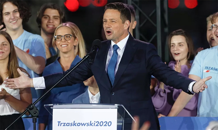  Presidente ultraconservador da Polônia é reeleito e promete proibir casais LGBTs de adotarem filhos