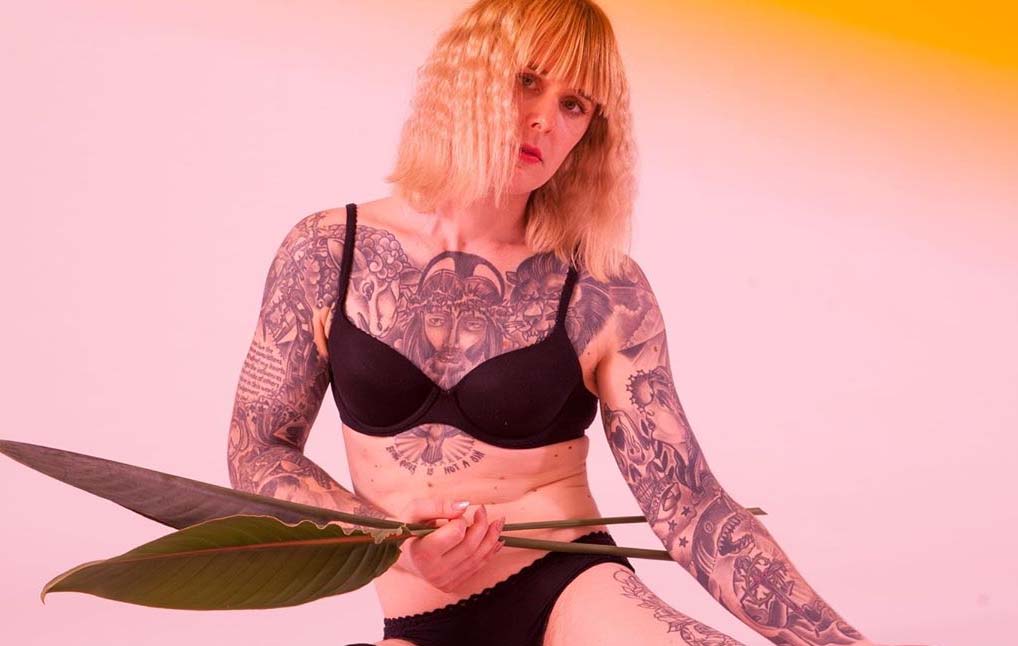 Mulher transexual com deficiência faz campanha sobre positividade: “Todos os corpos são lindos”