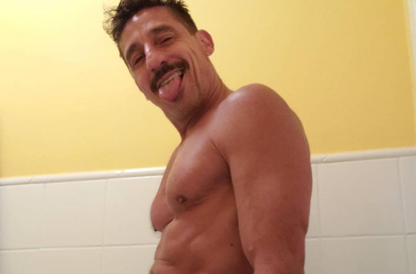  Tuca Andrada faz careta e arrasa aos 55 anos em foto sem camisa nas redes sociais