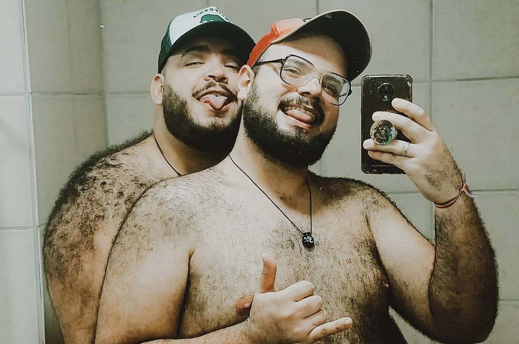 #BiscoitoDoDia: Casal Edinaldo e Alexandre, de Recife, posta foto fofa com legenda sugestiva: “Faria?!”