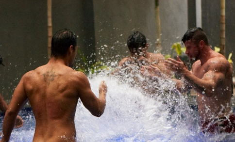  Banho dos Campeões?! Áudio de “brotheragem” em banheirão viraliza na web: “Sem beijo e sem viadagem”