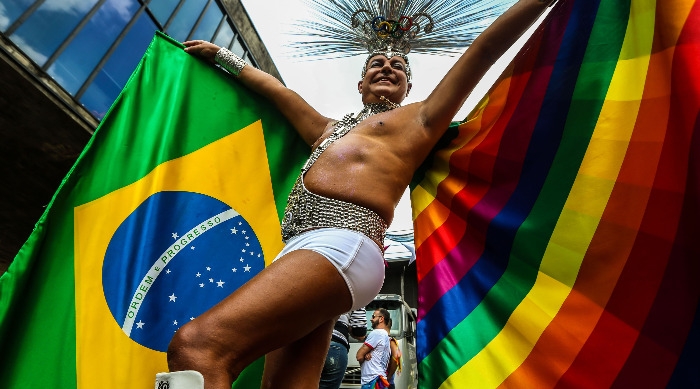  Pesquisa aponta que brasileiros LGBTs possuem mais cultura do que heterossexuais; entenda