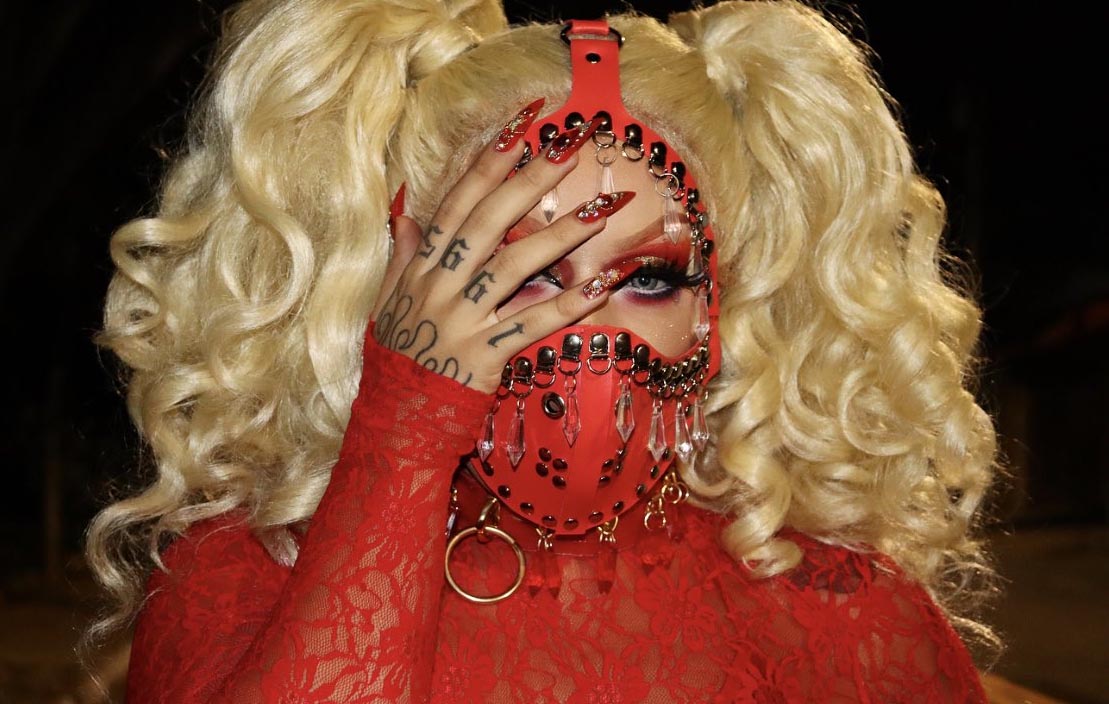 Gloria Groove faz ensaio mascarada no meio da rua e fãs elogiam: “Protegidíssima contra o coronavírus”