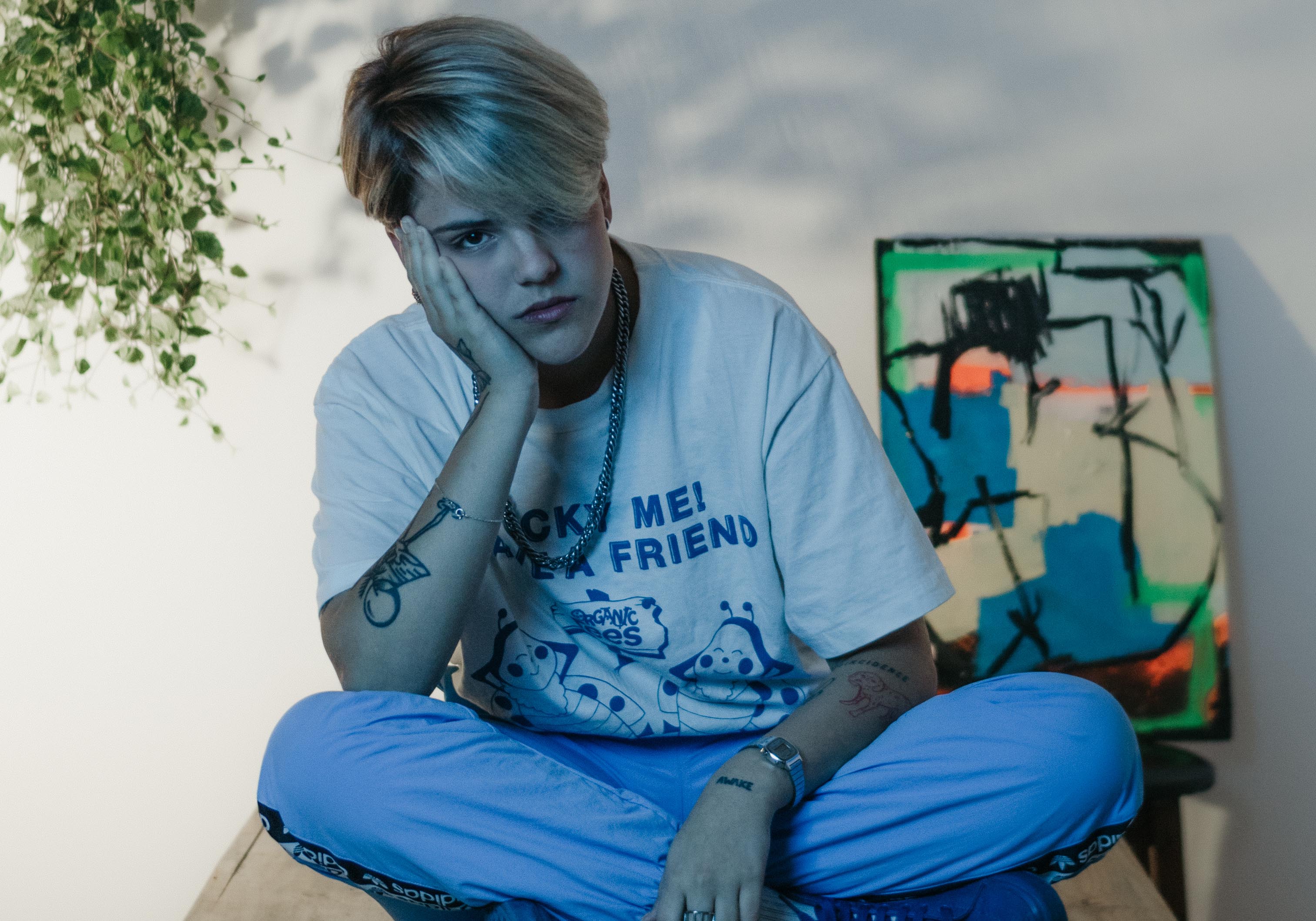 Conheça JUNE, cantora lésbica de Florianópolis com voz potente que se inspira em Billie Eilish e Lorde