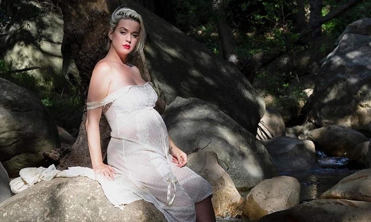  Katy Perry faz roupas sem gênero para futura filha: “Caso ela não se identifique com o gênero pré-determinado”