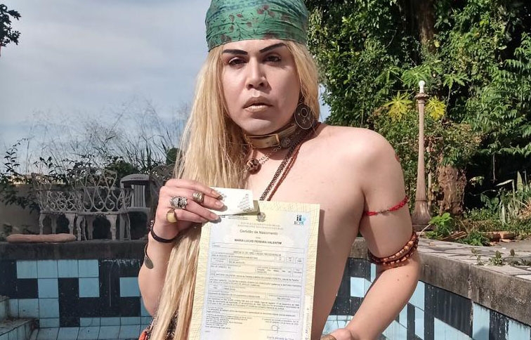  Travesti que apanhou de bolsominions celebra certidão com nome feminino em websérie feita 100% por pessoas trans