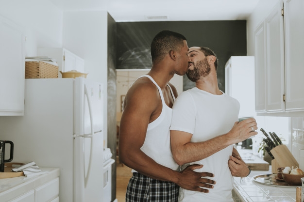 Internauta afirma: preconceito faz com que casais LGBTs morem juntos mesmo com pouco tempo relacionamento