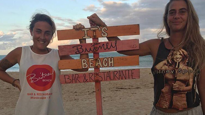 Britney Beach: inspirado em Britney Spears, casal de lésbicas faz sucesso com bar em praia de Pernambuco