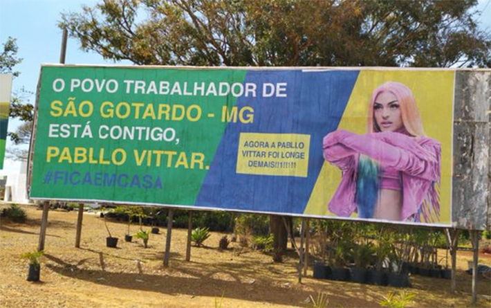 Outdoor de Pabllo Vittar com indireta para Bolsonaro é destruído em menos de 24 horas após sua instalação