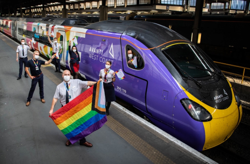  Reino Unido inaugura primeiro “Trem do Orgulho” com equipe de funcionários formada apenas por LGBTs