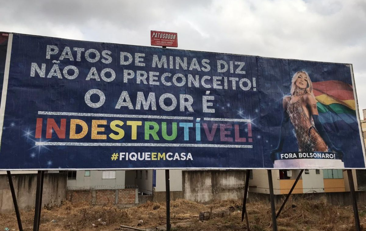 Nova tendência?! Patos de Minas também ganha outdoor de Pabllo Vittar com mensagem contra o preconceito