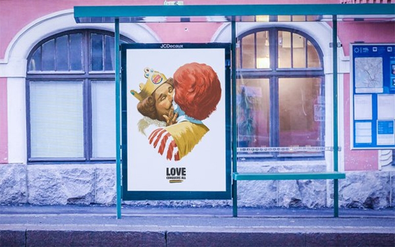  Mascote do Burger King beija Ronald McDonald na boca em nova campanha publicitária
