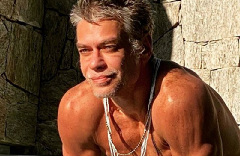 Fábio Assunção posa sem camisa e braços musculosos chamam atenção
