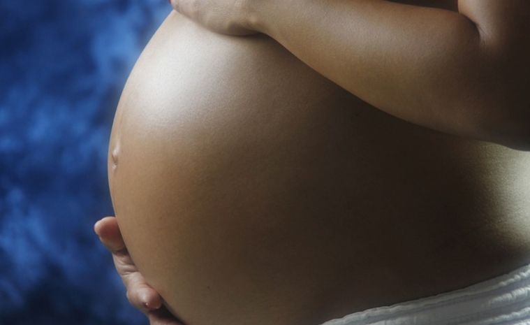  Homem trans descobre que está grávido de gêmeos sexto mês de gestação