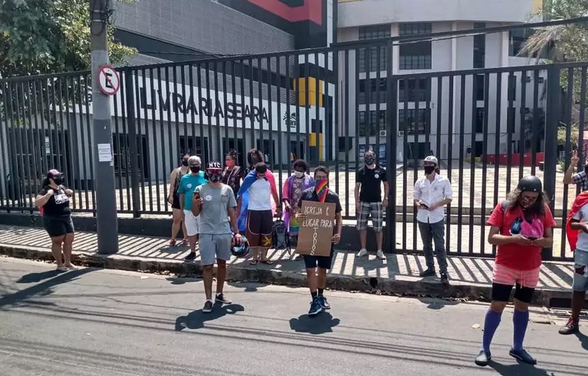  Grupo de LGBTs faz protesto na porta de igreja contra falas homofóbicas da família Valadão