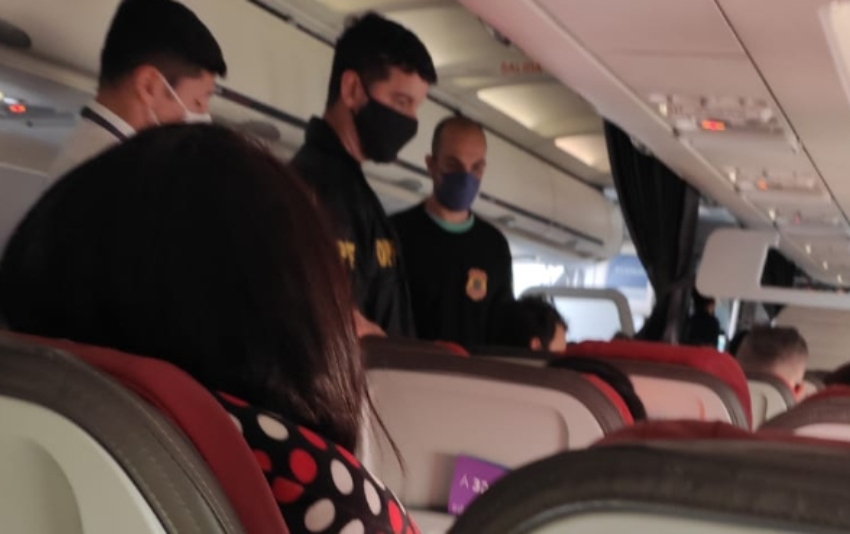  Latam expulsa passageiro de avião por homofobia contra comissário