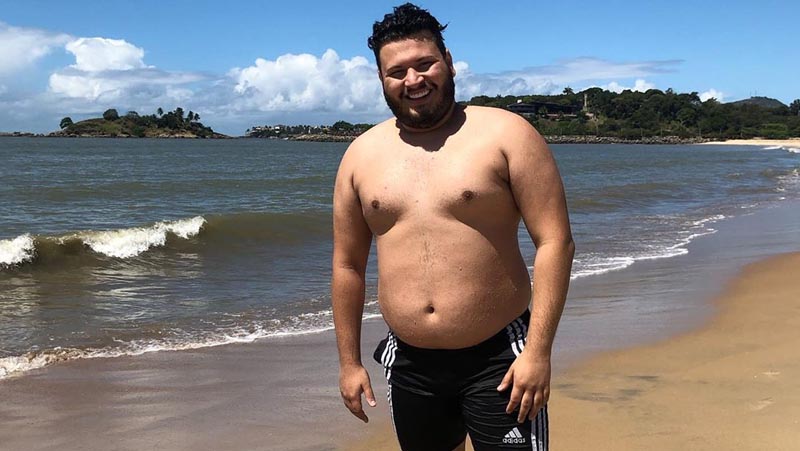Ex-BBB Victor Teixeira posa sem camisa e critica ditadura do corpo padrão: “Dane-se! Sou feliz para caramba”