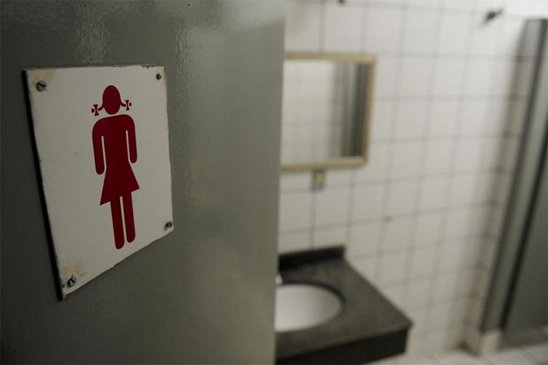  Trans impedida de usar banheiro feminino será indenizada R$ 12 mil